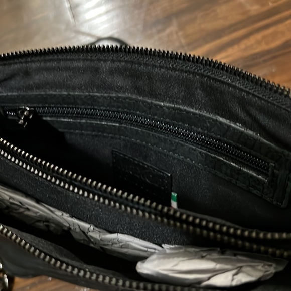 Maxon Collection Black Leather Crossbody With Detachable Strap - Picture 8 of 12